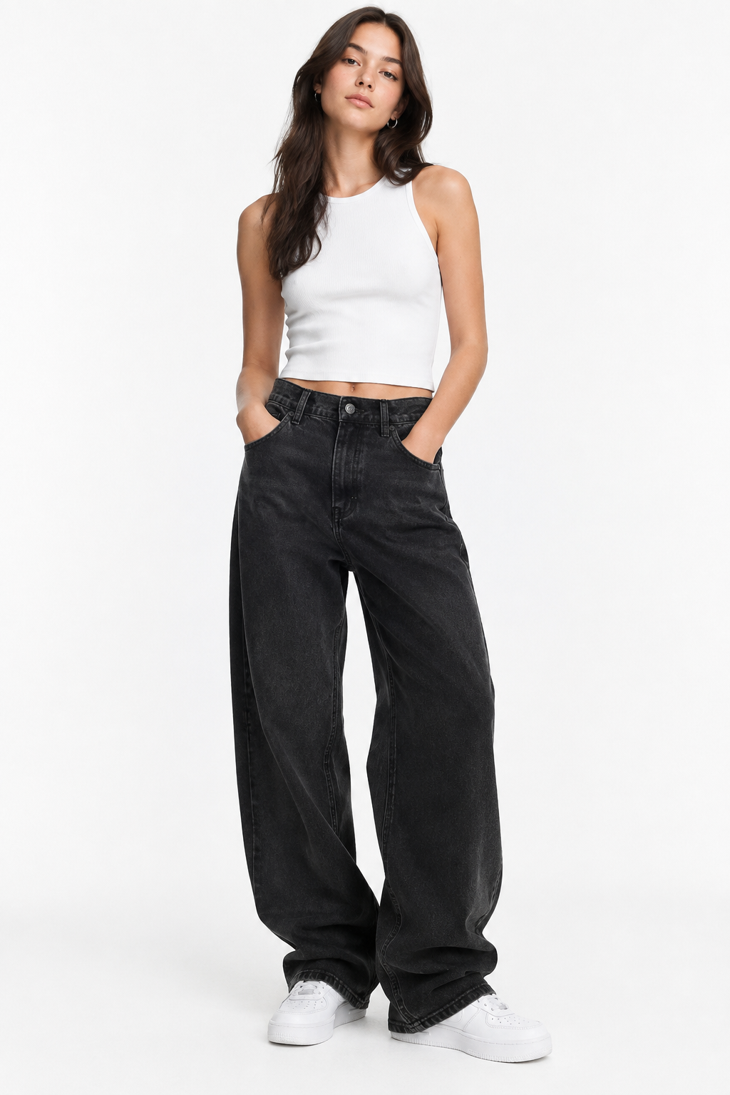 Modelo com Calças Baggy Preto