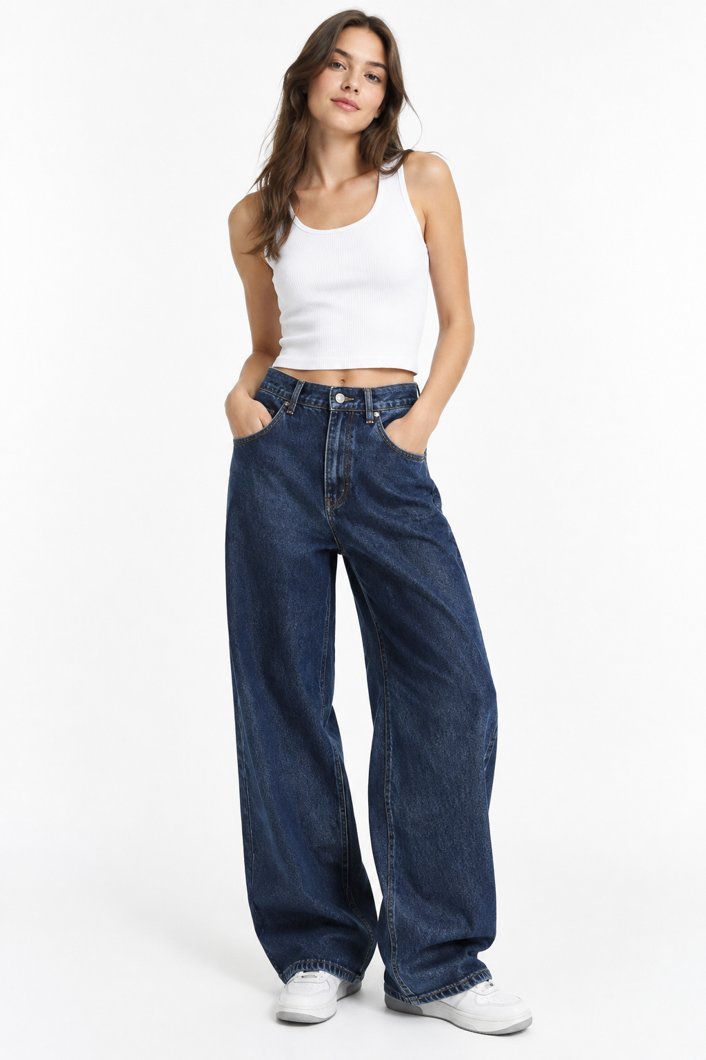 Modelo com Calças Baggy Azul Escuro