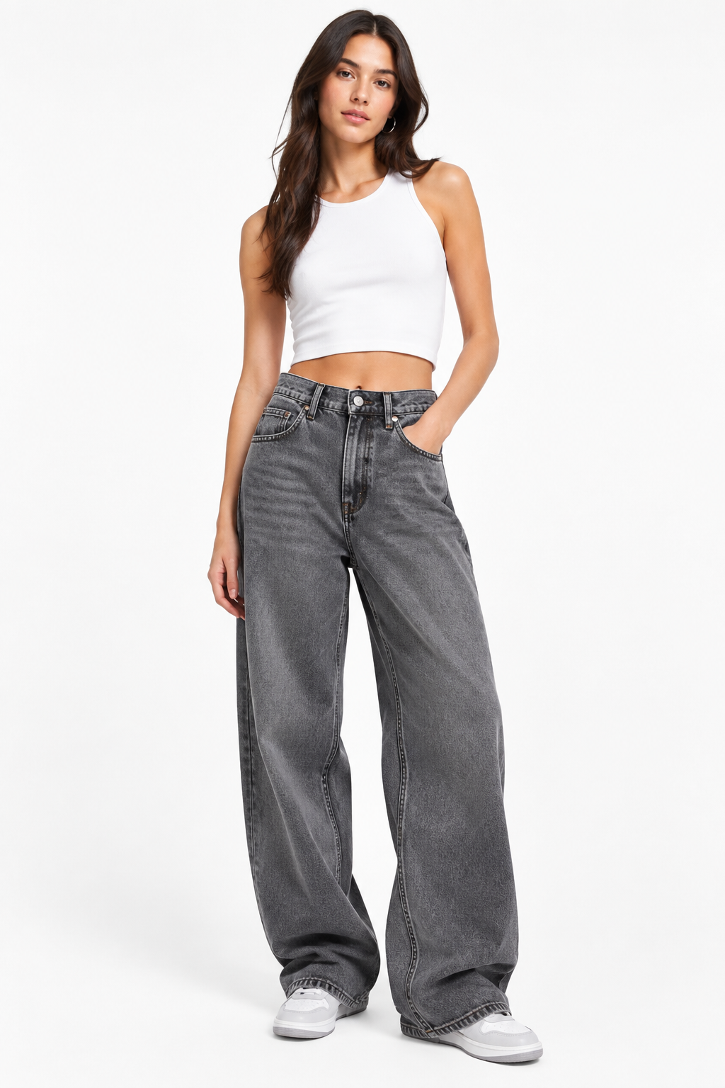 Modelo com Calças Baggy Cinza