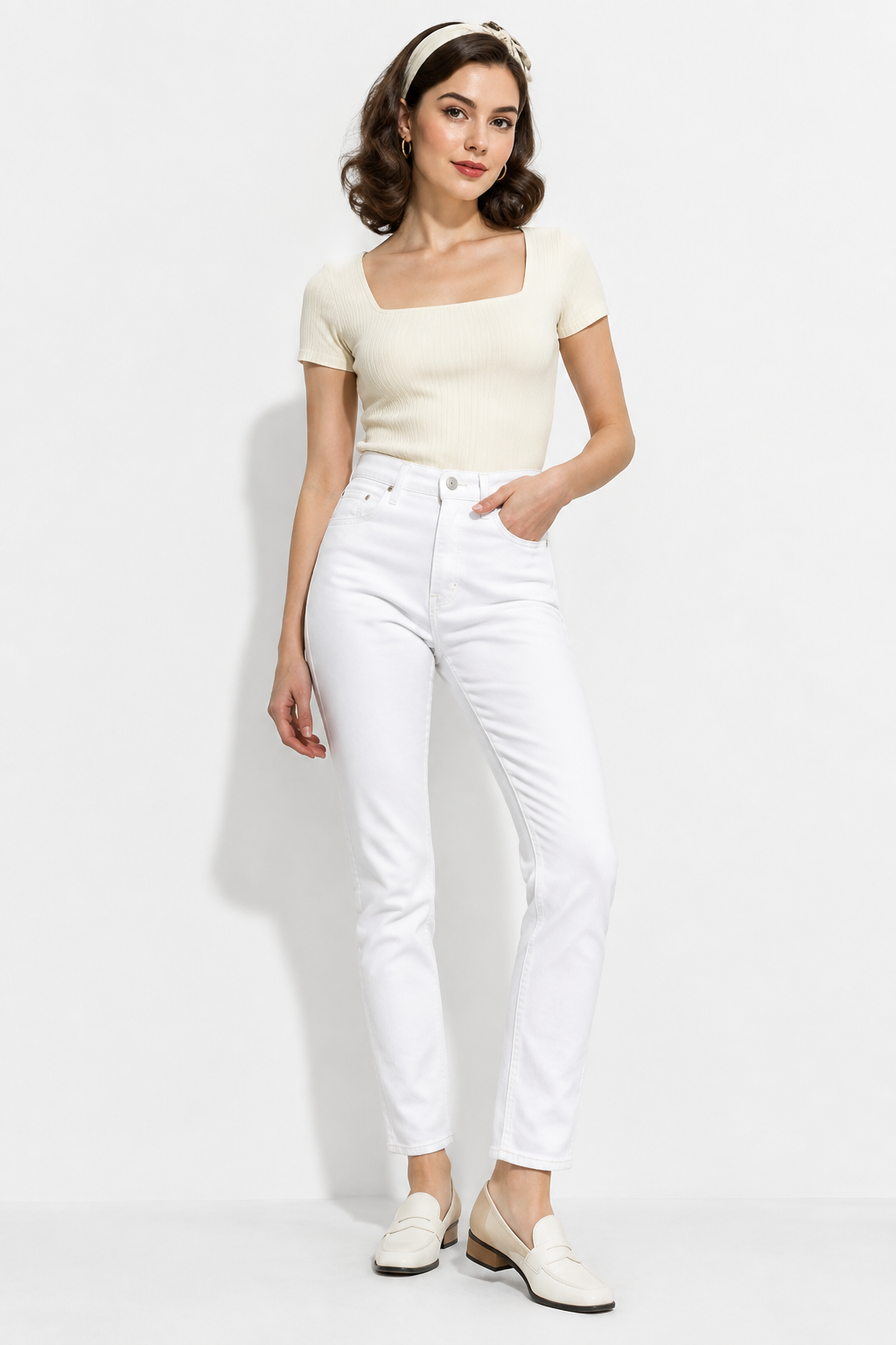 Modelo com Calça Retro Branca