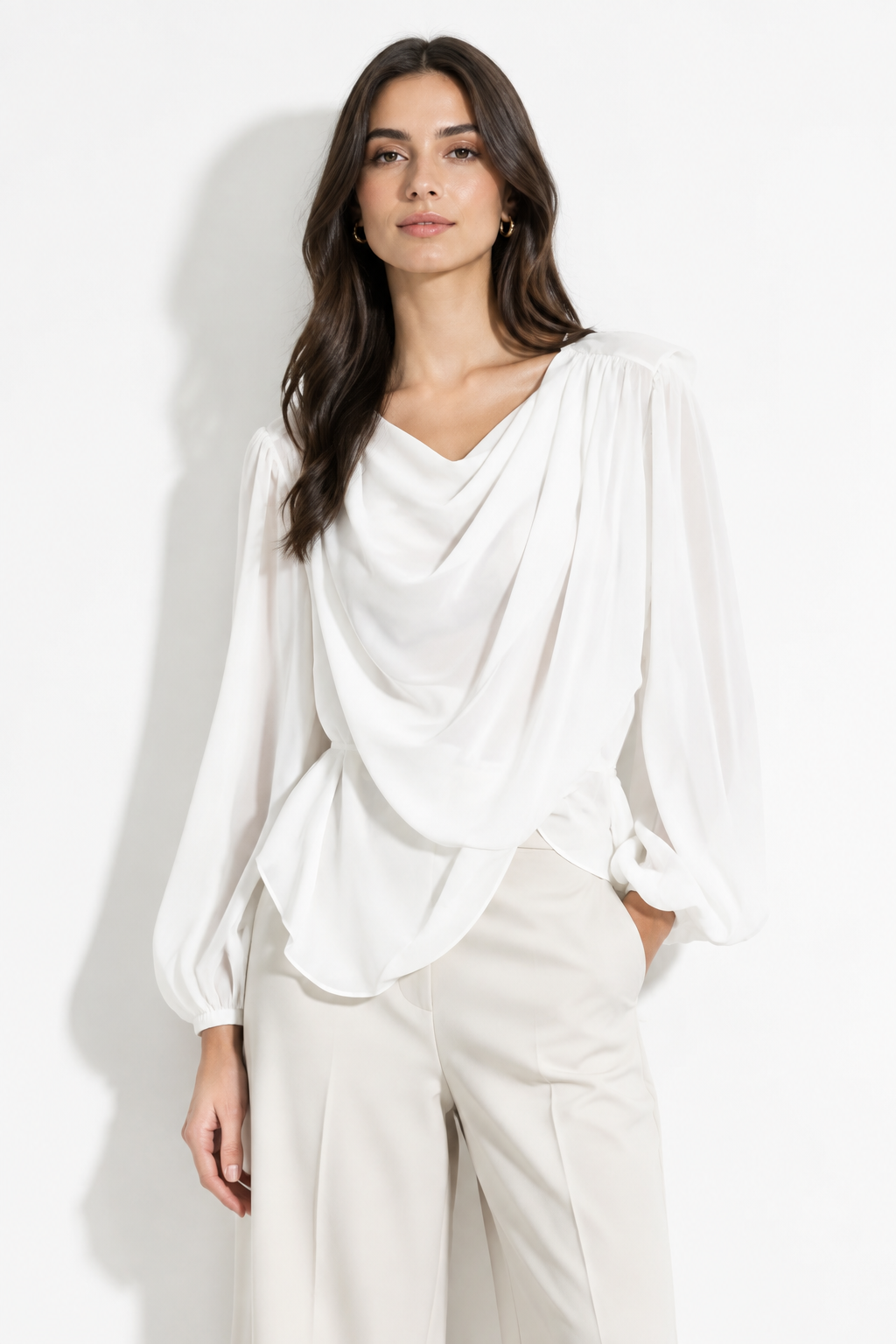 Modelo com Blusa Branca