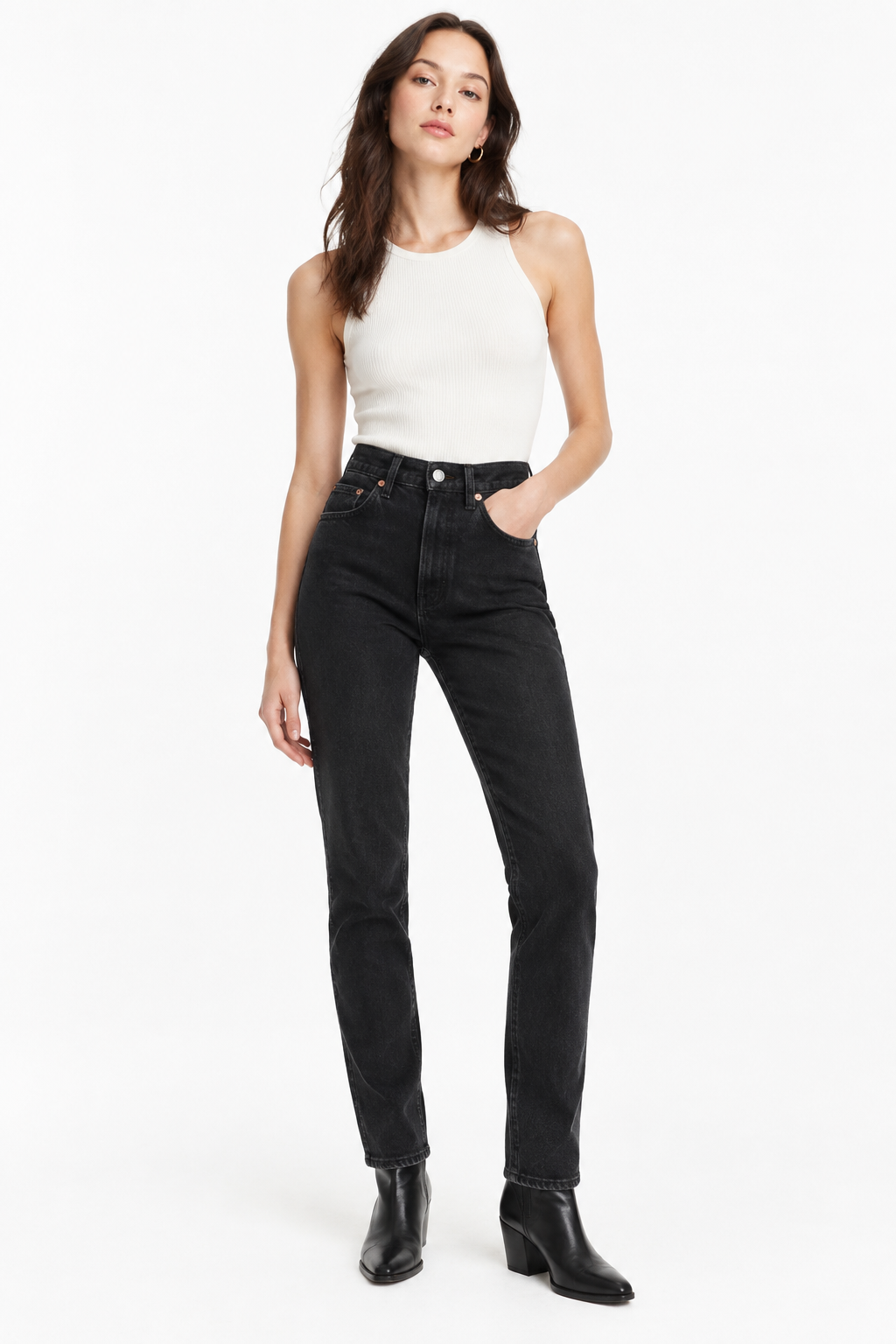 Modelo com Calça Retro Preta