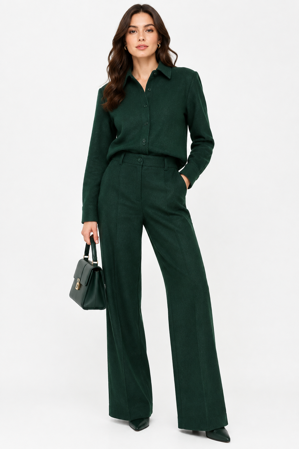 Modelo com Conjunto Verde Escuro